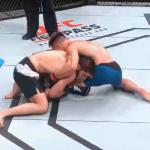 Islam Makhachev is one hell of a monster 💀🔥🔥 The ref literally thought he’d tap out as soon as he was under the choke hold, only for him to signal the ref that he’s okay 😭🔥💎
