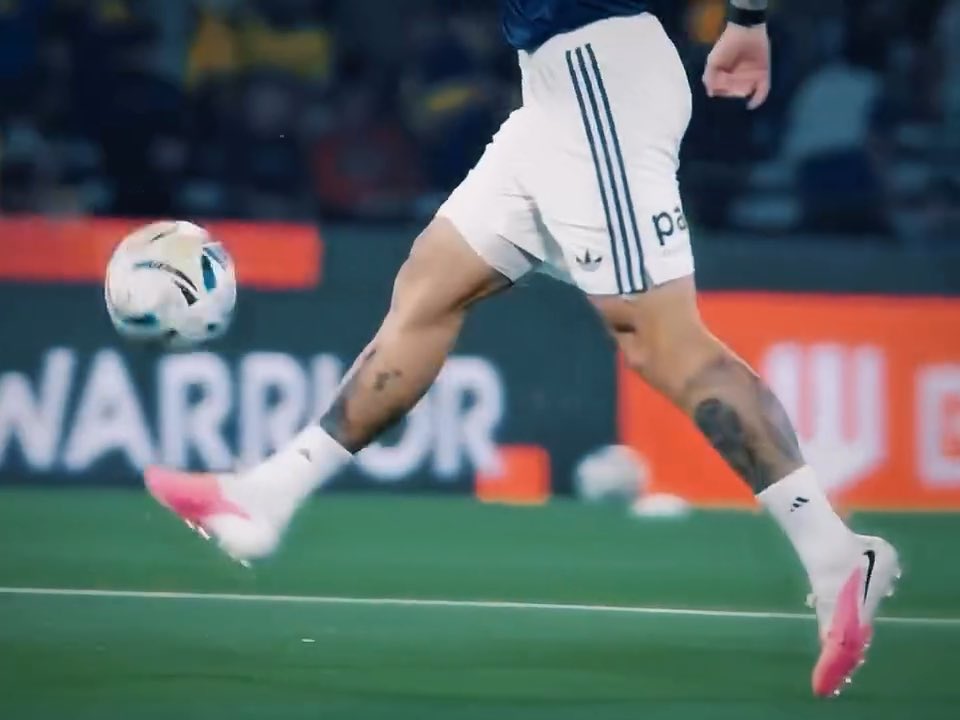UN ESCANDALO EL PARTIDO DE LEANDRO PAREDES. No tiene sentido lo de este tipo,Juega literalmente otro deporte,siempre esta a años luz de los otros 21 tipos,el mejor jugador de America.