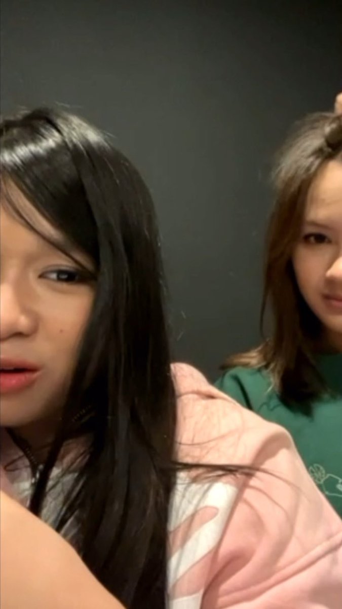 🗣️ : itu disamping kamu kak christy kah nal? nala : kak christy kayanya gamau deh😭😭