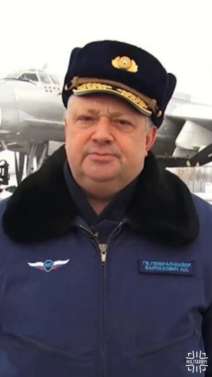 🇷🇺💥 Un général russe en charge du bombardement des villes ukrainiennes abattu en plein jour près de la base aérienne d’Engels en Russie. Une balle dans le torse, une autre dans le visage, il est en « condition critique » à l’hôpital.