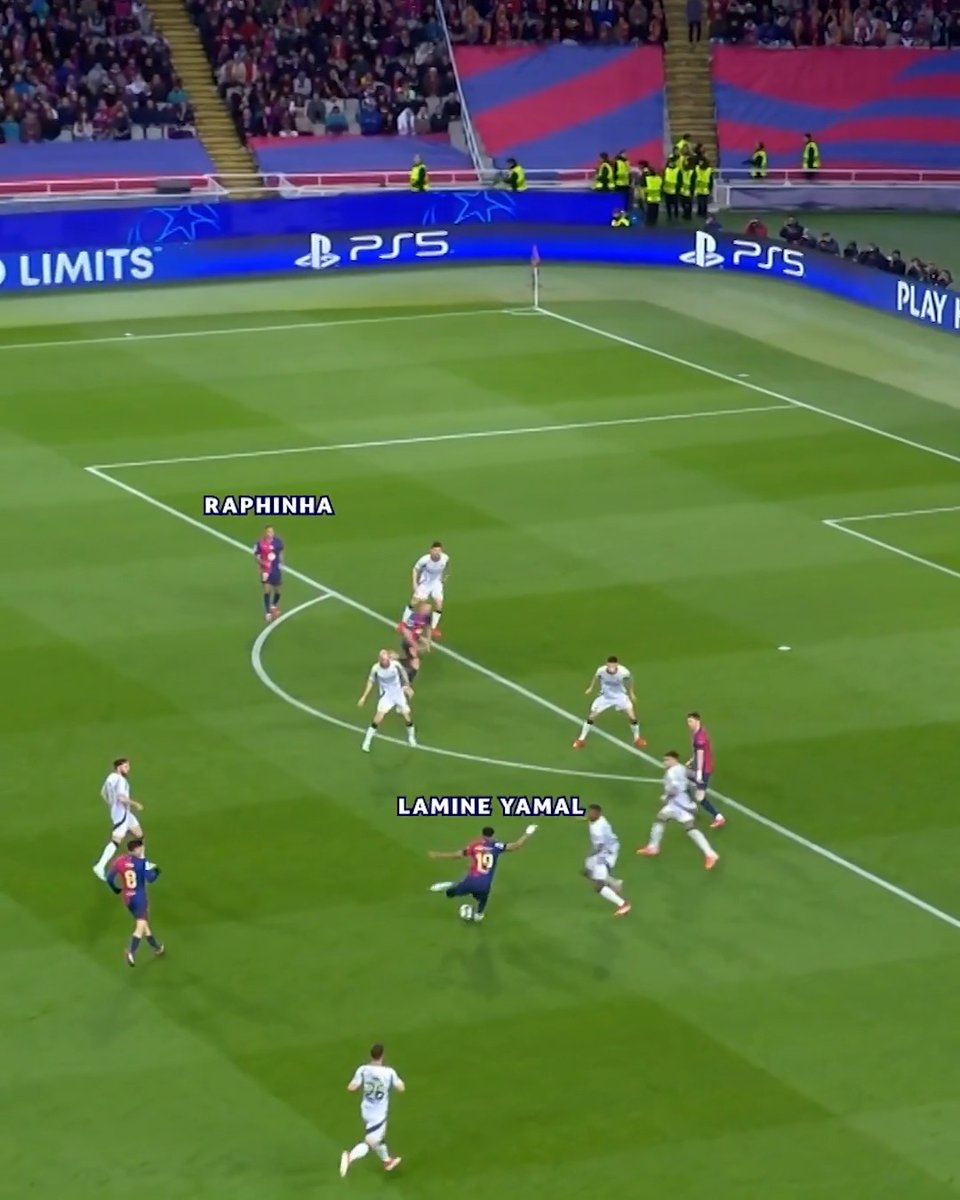 Did you spot the signal? 👀 Lamine x Raphinha 🔗 #UCL