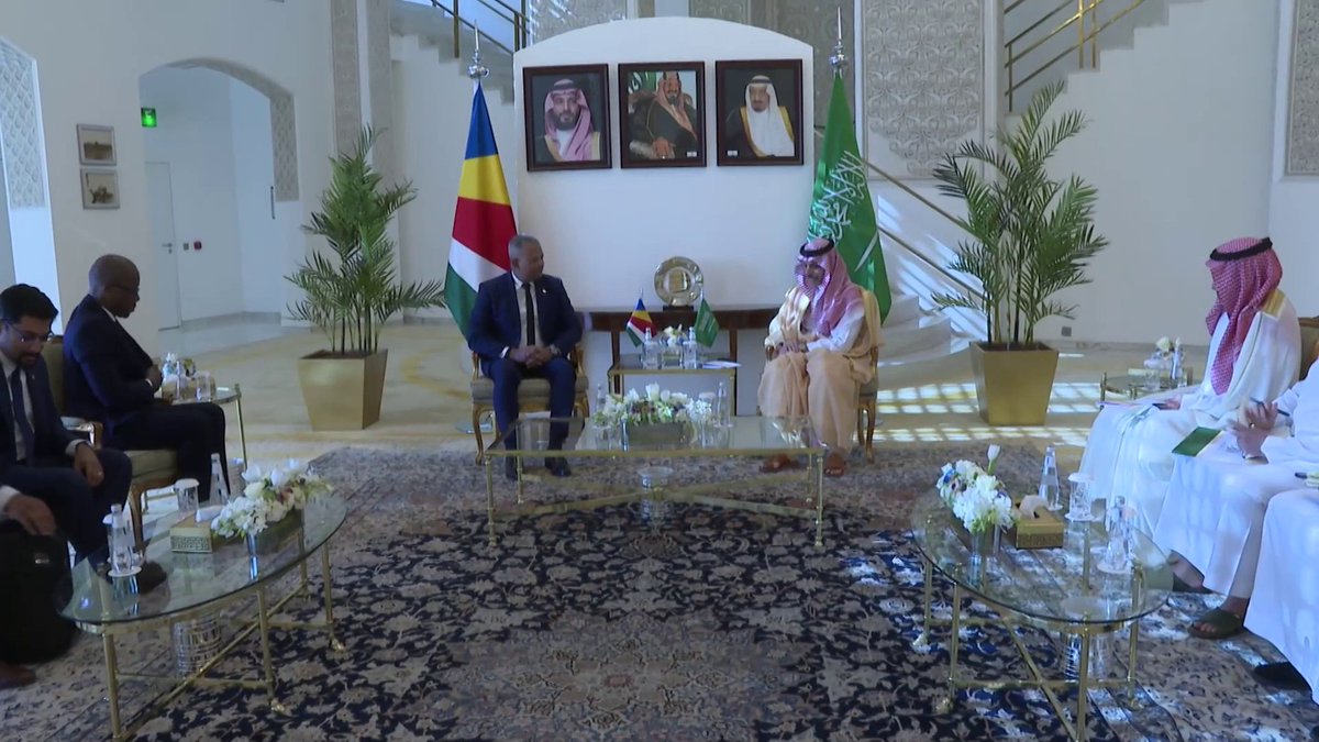 وزير الخارجية يستقبل نائب رئيس سيشل وجرى خلال اللقاء بحث العلاقات الثنائية واستعراض فرص تعزيزها وتطويرها في مختلف المجالات بما يحقق المصالح المشتركة للبلدين