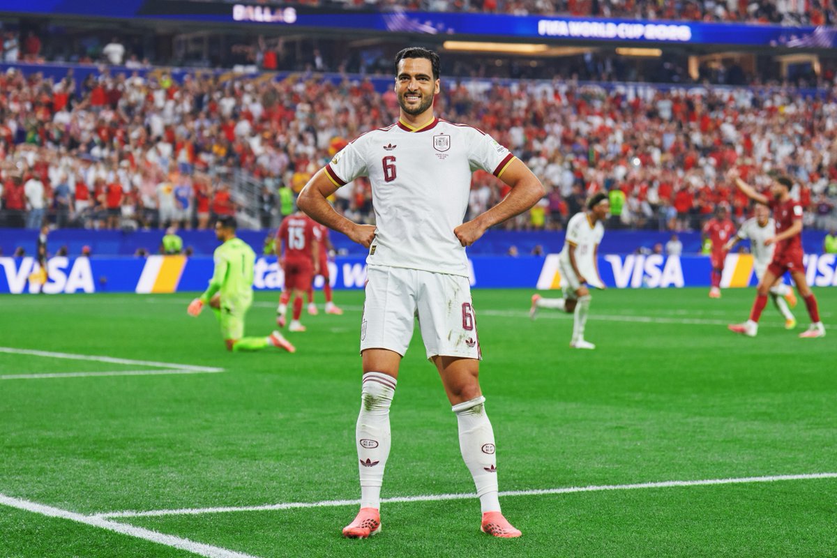 🫡 Se cumplen seis años del debut de don Mikel Merino con la Selección Española Masculina de Fútbol. ¡𝗧𝗢𝗗𝗢𝗦 𝗘𝗡 𝗣𝗜𝗘! 🍿 Bueno, mejor sentados para disfrutar de sus hazañas. #VamosEspaña