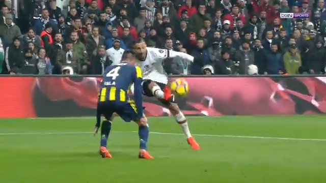 🟡🔵 Fenerbahçe x Beşiktaş ⚫️⚪️ | #FBvBJK ⚽ Ricardo Quaresma, ayağının dışıyla klas bir gole imza atıyor! 🔙 Derbi haftasında nostalji gol serimize rekabetin akılda kalan golleriyle devam ediyoruz. 🔜 Cumartesi | 20.00 | #beINSPORTS 1