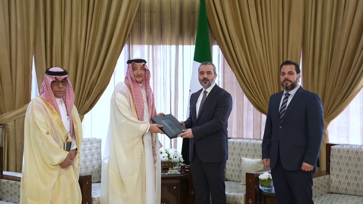 سفير خادم الحرمين الشريفين لدى سوريا غازي العنزي يقدم نسخة من أوراق اعتماده إلى وزير الخارجية السوري أسعد الشيباني وذلك تمهيدا لبدء مهامه الدبلوماسية رسميا