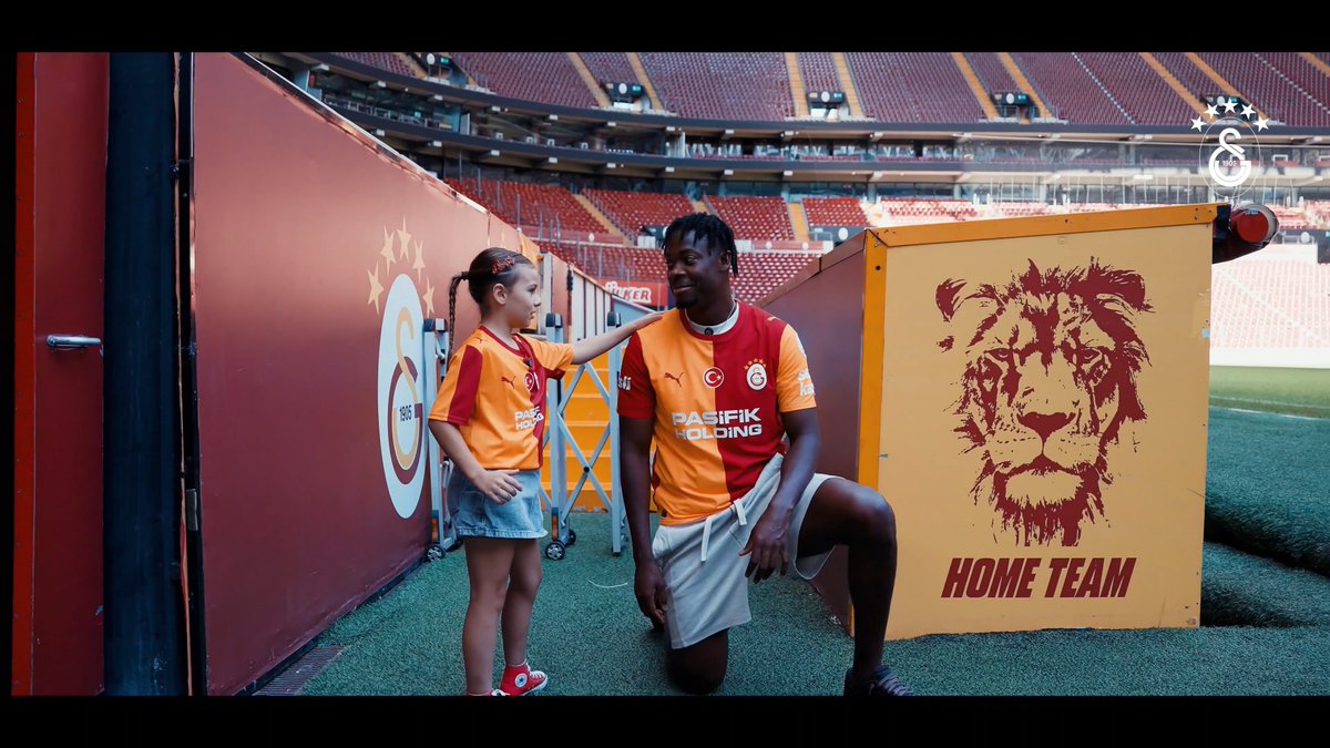 ☺️ Seremonide Galatasaray marşına eşlik eden minik taraftarımız, Bitshiabu transferinin klibinde yer aldı.