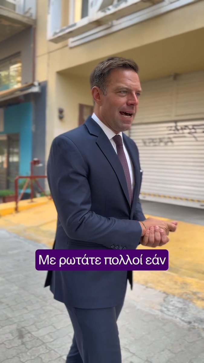 Με ρωτάνε πολλοί αν θα πάμε φέτος στη ΔΕΘ. Πέρυσι δεν παρουσιάσαμε απλώς ένα πρόγραμμα. Παρουσιάσαμε δυόμισι ώρες ένα νέο μοντέλο εθνικής αναγέννησης: μια συνολική πρόταση για την πραγματική αναγέννηση της οικονομίας και των θεσμών αυτής της χώρας. Το 2025. Μια κοινωνία που πέρασε δεκαπέντε χρόνια πολλαπλών κρίσεων και κατάφερε, με μεγάλες θυσίες, να επιβιώσει, συνειδητοποιεί τώρα κάτι απλό και σκληρό: αντί η πολιτική να της δίνει προοπτική για ένα καλύτερο μέλλον, προσπαθεί να τη συνηθίσει στην ιδέα ότι πρέπει να συμβιβάζεται. Γι’ αυτό, αν κάποιος έχει να πει τα ίδια και τα ίδια, δεν αξίζει να ανεβαίνει εκεί πάνω. Η έκθεση έχει γίνει μια παράνοια. Κάθε κόμμα πηγαίνει και υπόσχεται είτε κοπτοραπτική στη φορολογία, είτε επιδόματα, είτε «καλάθια». Είναι δυνατόν κάθε χρόνο να αλλάζει η φορολογική πολιτική της χώρας; Χρειαζόμαστε νέες ιδέες και διαφορετικές προσεγγίσεις, όχι την ίδια συνταγή με άλλο περιτύλιγμα. Εμείς τιμούμε τη Θεσσαλονίκη και θα πάμε. Όχι όμως τις μέρες της μεγάλης παράστασης. Θα πάμε την εβδομάδα που ακολουθεί, για να ασχοληθούμε με τα πραγματικά προβλήματα της πόλης. Και από εκεί και πέρα, άμεσα, ζωντανά και ψηφιακά, θα απαντάμε στις συνηθισμένες υποσχέσεις που θα ακουστούν. Το πιο σημαντικό όμως είναι άλλο: θα παρουσιάσουμε τις θέσεις των Δημοκρατών. Τις θέσεις ενός ορθολογικού, ανθρωπιστικού κόμματος του Κέντρου. Τις θέσεις που έχει πραγματικά ανάγκη αυτός ο τόπος.