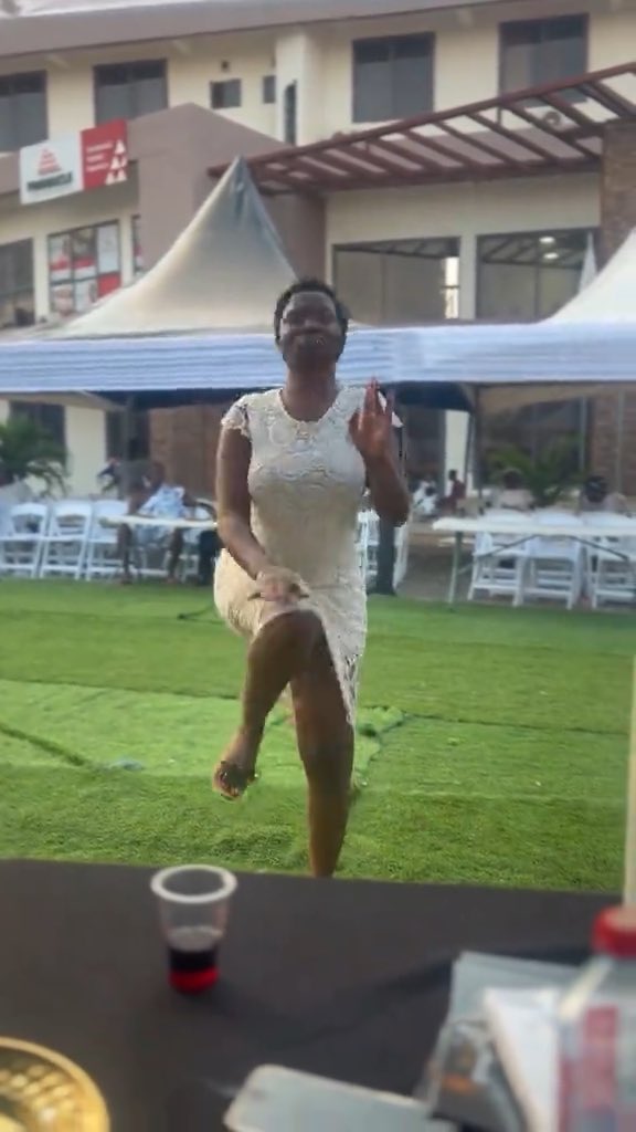 The first 3 moves were so hot!!! 🥵 The crowd wasn’t hyped enough. They don’t deserve her. If I were her, I’ll stop dancing. She keeled it 😂