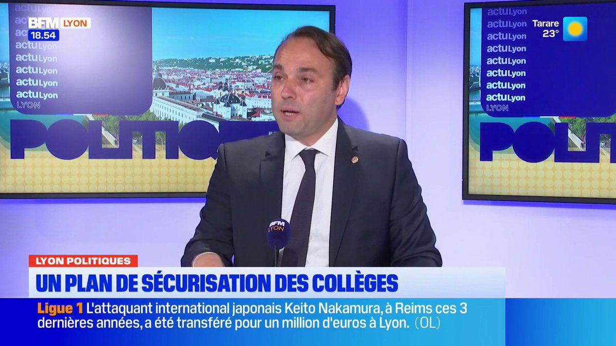 Jérémie Breaud, vice-président à la Métropole de Lyon, pointe du doigt la baignade dans la Darse
