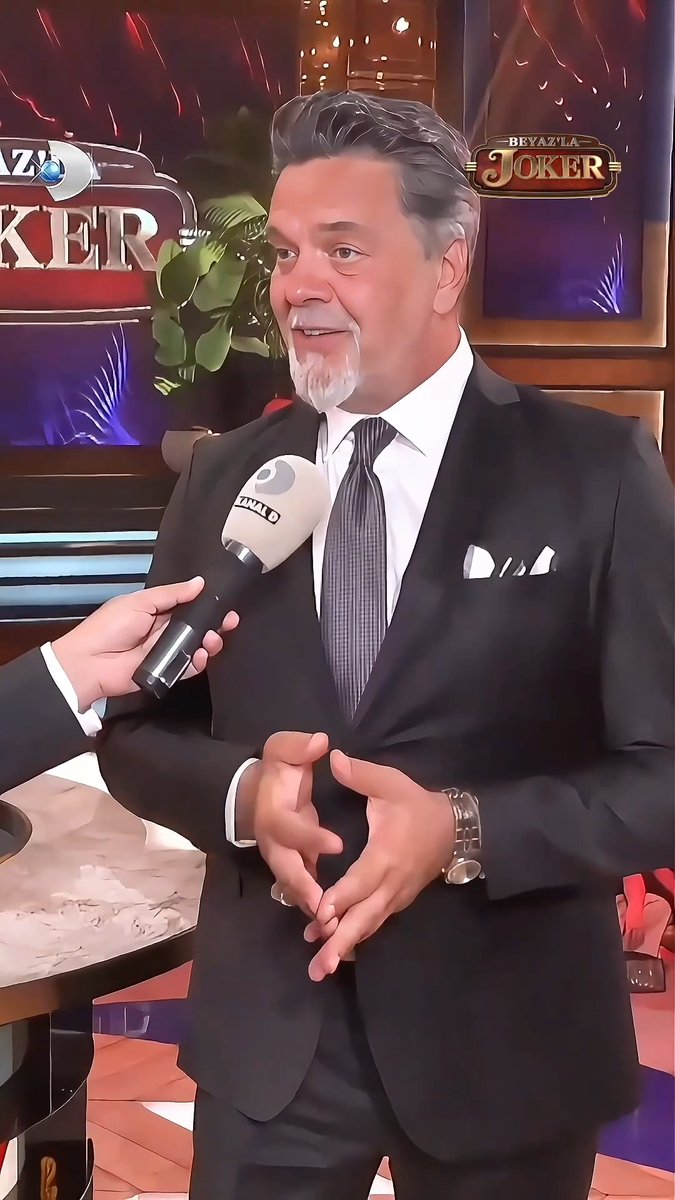 Neden bu kadar çok talep varken ısrarla Beyaz Show yapmıyor anlamadım. Kim izliyor bu yarışma programını? Beyaz Show’un yapılmadığı süre boyunca piyasaya bir sürü yeni isim çıktı. Hiç olmadığı kadar malzeme var elinde, rating garanti. Neden yapılmıyor?
