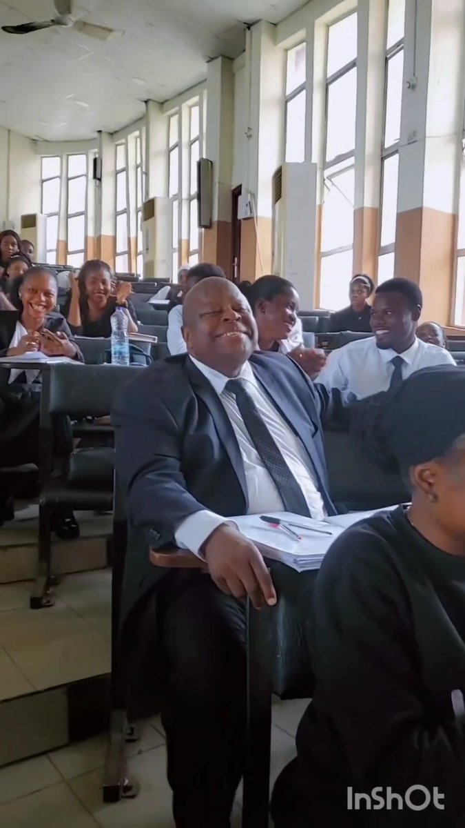 Daughter walks into a lecture hall and proudly introduces her 71-year-old dad, who is also studying Law, to fellow students. ❤️👏 🎥: rihanot. Ojooba // TT