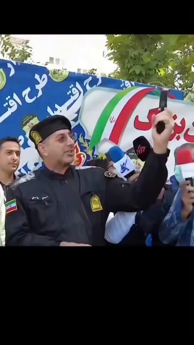 🟢⚪️🔴 میگه توانستند دو شبکه را شناسایی کنند که آنها ۲۲ قبضه #سلاح داشتند. 👈 سلاح داره به شکل شبکه ای در کشور پخش میشه. #روز_موعود #فراخوان_شاه