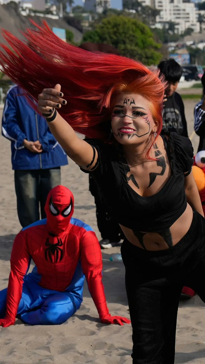 "Farming aura" has jumped from the online world to the real one. People behave with the intention of looking cool, charismatic or to impress others, dancing and shouting to get a crowd's applause.