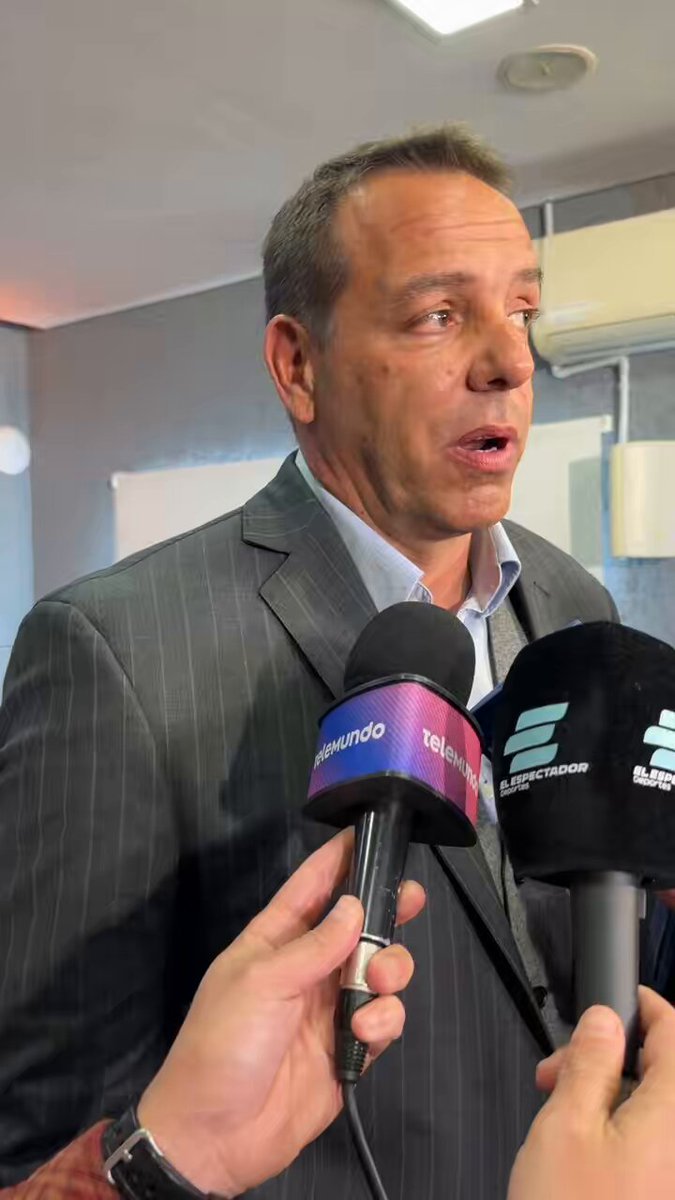 Ruglio explosivo 🧨 “No tiene los huevos para decirme las cosas cuando me tiene enfrente. Tiene mi edad, mide casi 1,90 y pesa 100 kilos. Me lo puede decir en la cara”, expresó sobre Evaristo González para agregar: “Un dirigente que para #Peñarol es nefasto” OVACIÓN