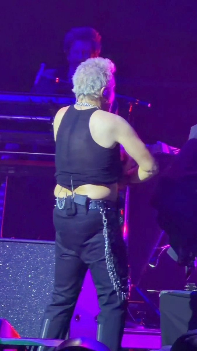 Billy Idol isn't afraid to show off what he's got 😆✨ The iconic musician, 70, stripped off his shirt during his residency at Fontainebleau Las Vegas, going full rockstar mode 🎸🤘 The crowd was obsessed 🙌 📽️ : @jpasc24 #billyidol