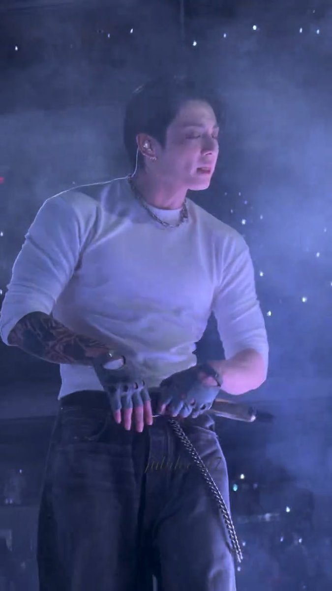 DADA WTF HE IS SO BIG AND BUFF IM GOING INSANE 😵💫🫠🤍