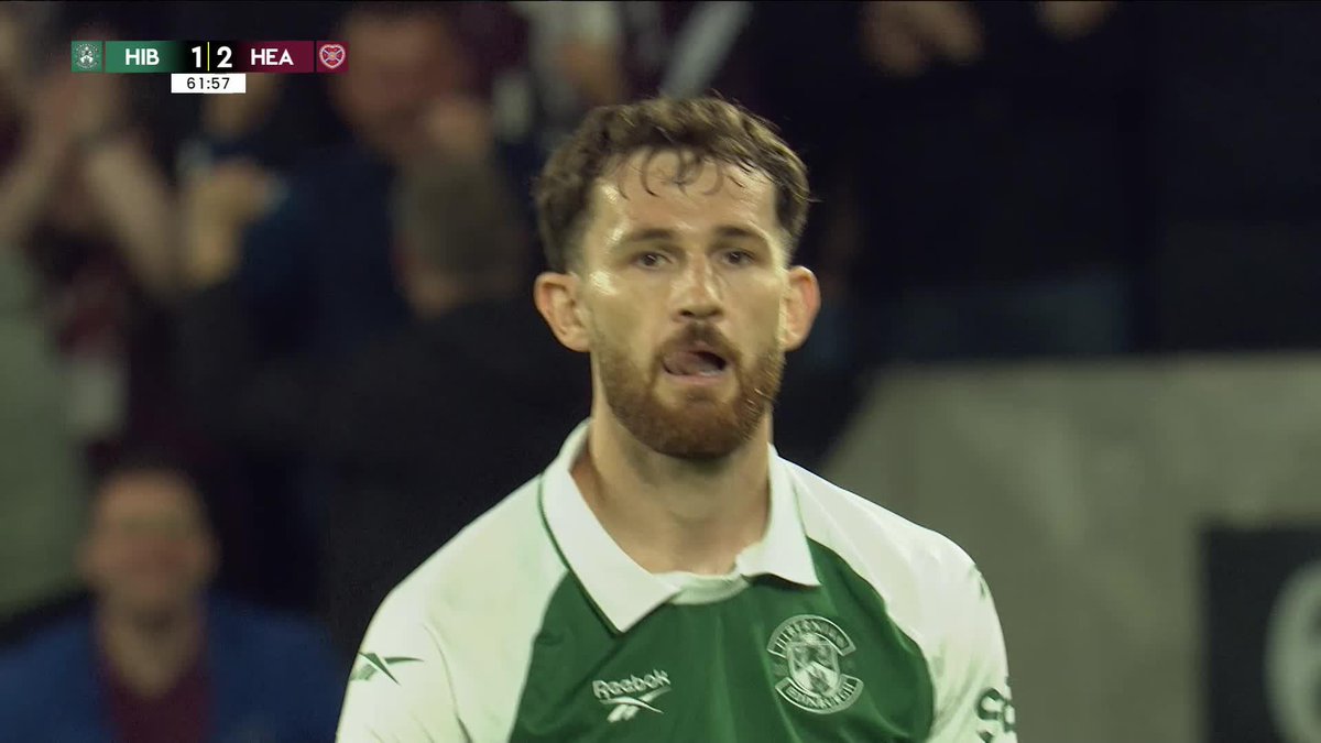 Jack Iredale is sent off after receiving a second yellow for a high boot 🟥 A big blow for Hibs who had been gaining momentum in the second half 😬