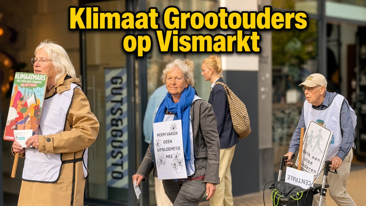 Alle 10 de 'Grootouders voor het Klimaat' marcheren over de Vismarkt. Er wordt stevig doorgestapt, want de aarde wacht op niemand. Zoals u ziet: het winkelend publiek is diep onder de indruk.