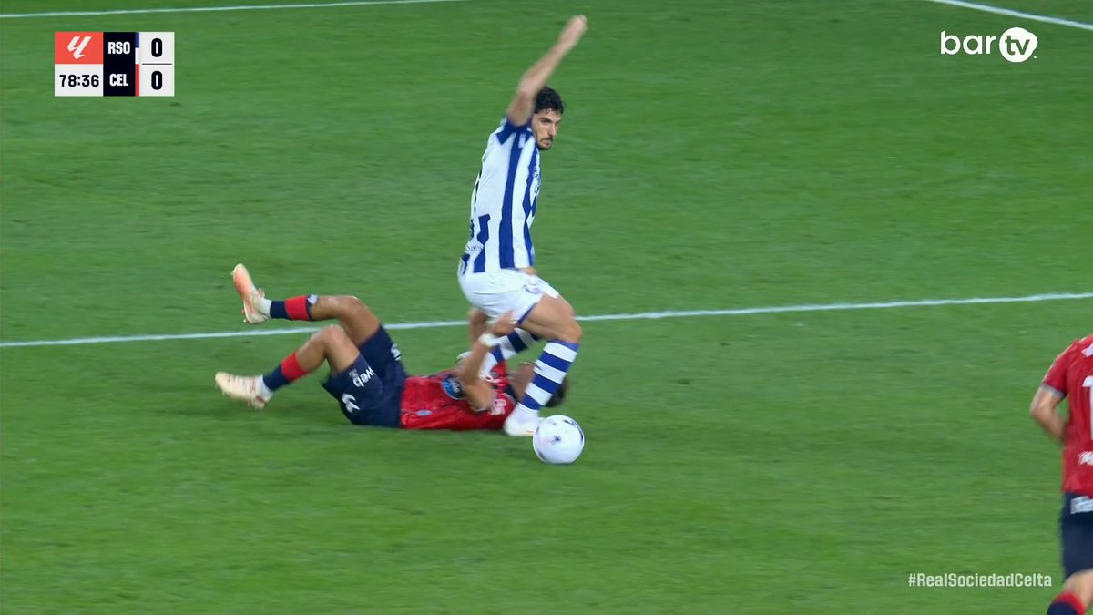 #Real #Celta 💪🏻 Álvaro Núñez na desputa con Guedes cae ao chan e estando sobre o céspede, ergue o seu brazo esquerdo e derruba ao portugués. 📌 É PENAL. 👮🏻♂️:❌️ 📺:❌️ ▪️Si o céltico caese e se protexese ante unha posible pisada, é entendible. Pero si vemos ese brazo...