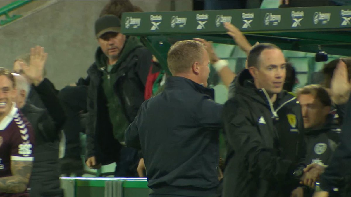 Edinburgh Derby scenes 🔥 Hearts are celebrating at Easter Road after beating Hibernian 3-1 to win their first meeting of the season ⤵️