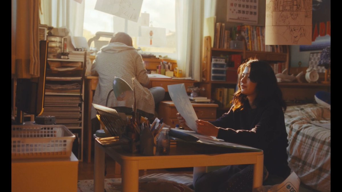 𝟵/𝟭𝟭(金) 劇場公開 #実写ルックバック 本編映像解禁 ⠀ 部屋に響く、ペンを走らせる“音”。 ⠀ 藤本タツキ先生の 「ベテランアシスタントの方がペンで迷いなく線を引く『シャッ』という音がかっこいいんです」 という話から着想を得た是枝監督こだわりの 漫画を“描く”シーンを、ぜひ劇場でご覧ください。