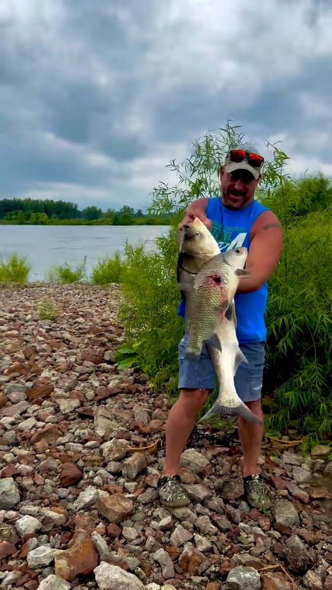 Have you ever seen a 2 for 1 while bowfishing? 👀🏹🎣 📸@scotty_battin #FindYourAdventure #outdoors #fishing #bowfishing