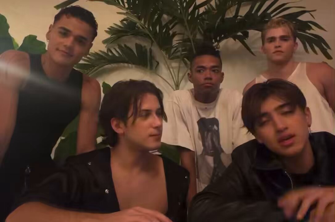 Kenneth: sin su cariño y su apoyo no se hubiera logrado Alejandro: y sin sus múltiples cuentas que tienen JAJAJAJJAJAJAJAJAA 😭