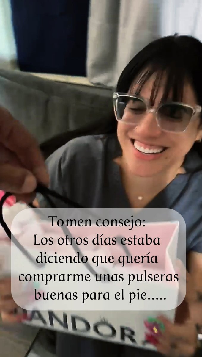 Moraleja: tengan cuidado con lo que piden… 😂 Yo quería unas pulseras para el pie y él llegó con dos. Pero como no me sirvieron, terminamos en la tienda y el regalito acabó siendo para él. 🤦🏻‍♀️😂 ¡Me salió más listo de lo que pensaba! Moral of the story: be careful what you ask for… 😂 I wanted anklets, and he surprised me with two. But since they didn’t fit, we went back to the store—and somehow he ended up getting the gift! 🤦🏻‍♀️😂 He played that one smart! ¿A quién más le ha pasado? 👀🍍 #BoricuaCouple #CoupleHumor #Parejas #RelationshipHumor #LatinoCouple