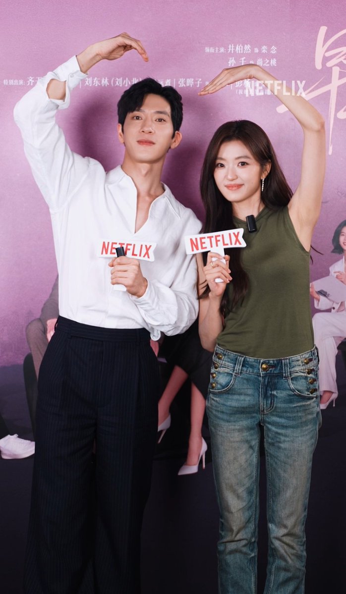 Simplesmente Jing Boran e Sun Qian de #TheEarlySpring dando um oizinho pro Brasil. 🇨🇳 Novos episódios dublados chegam amanhã, 4 de setembro, e no domingo, 6 de setembro.