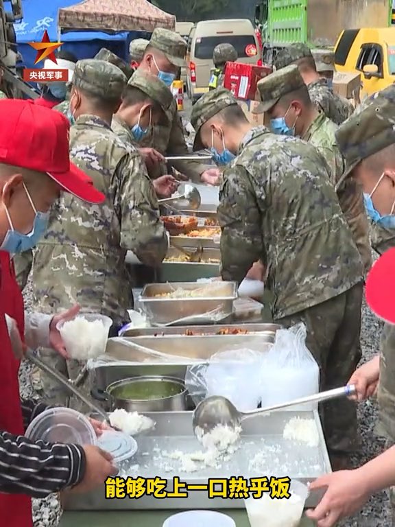 预测命中:热饭叙事。 我之前写过: “感动中国式”温情叙事:热饭、家属、遗物、救援人员的故事。 今天央视的标题来了: “让救援队伍吃上一口热乎饭!” 甚至特意告诉你,热食保障点距离吉隆口岸 2.5公里。 救援人员吃上热饭当然是好事,也值得尊重。 但问题在于: 热饭是过程,不是救援结果。 报道“谁在拼命”,很容易拍成感人故事; 报道“救出了多少”,只能拿事实和数字说话。 所以我之前那句话,再重复一次: 谁在救,是一个问题。 救出了多少人,是另一个问题。 预测已经开始一条条对上。 继续看,后面还会出现什么。