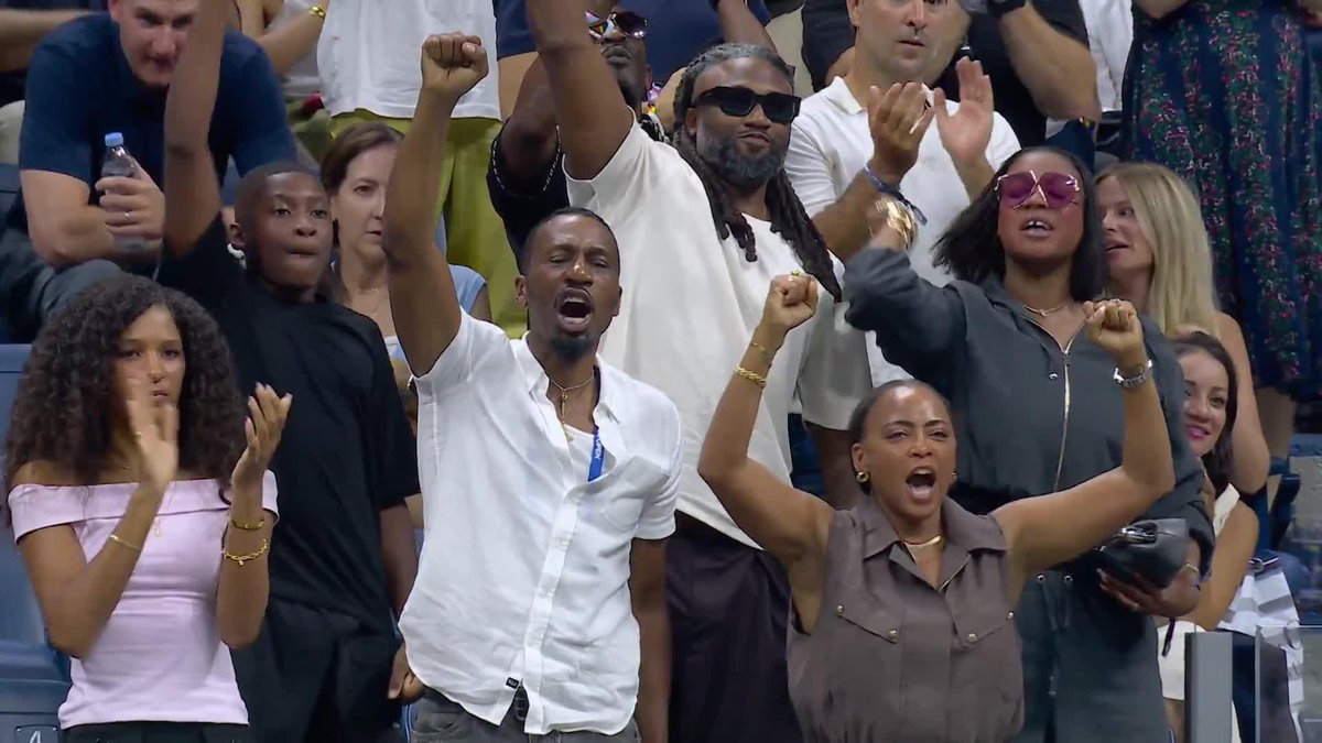 Ashe is on its feet and Coco is looking to close it out! She's up 6-5 in the second 👀