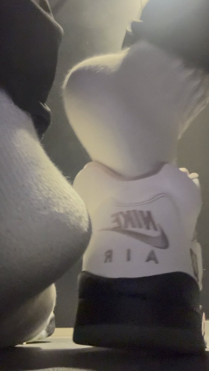 小狗🐶怎么趴凳子下面去了?好闻么🥵#白襪 #whitesocks #原味 #gay #白袜 #臭襪 #gooner #s