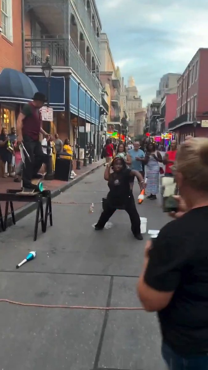 Let's check in on New Orleans and see how it's going. Exactly as expected, senseless violence and a wig goes flying 🪽 Avoid New Orleans accordingly... #CityLife #3rdWorld #senseless #violence #crime #wig #diversity #19th #urban