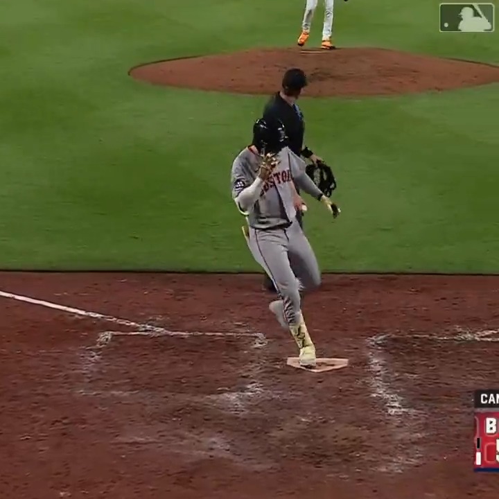 Sogie 2-run dinger for the lead!