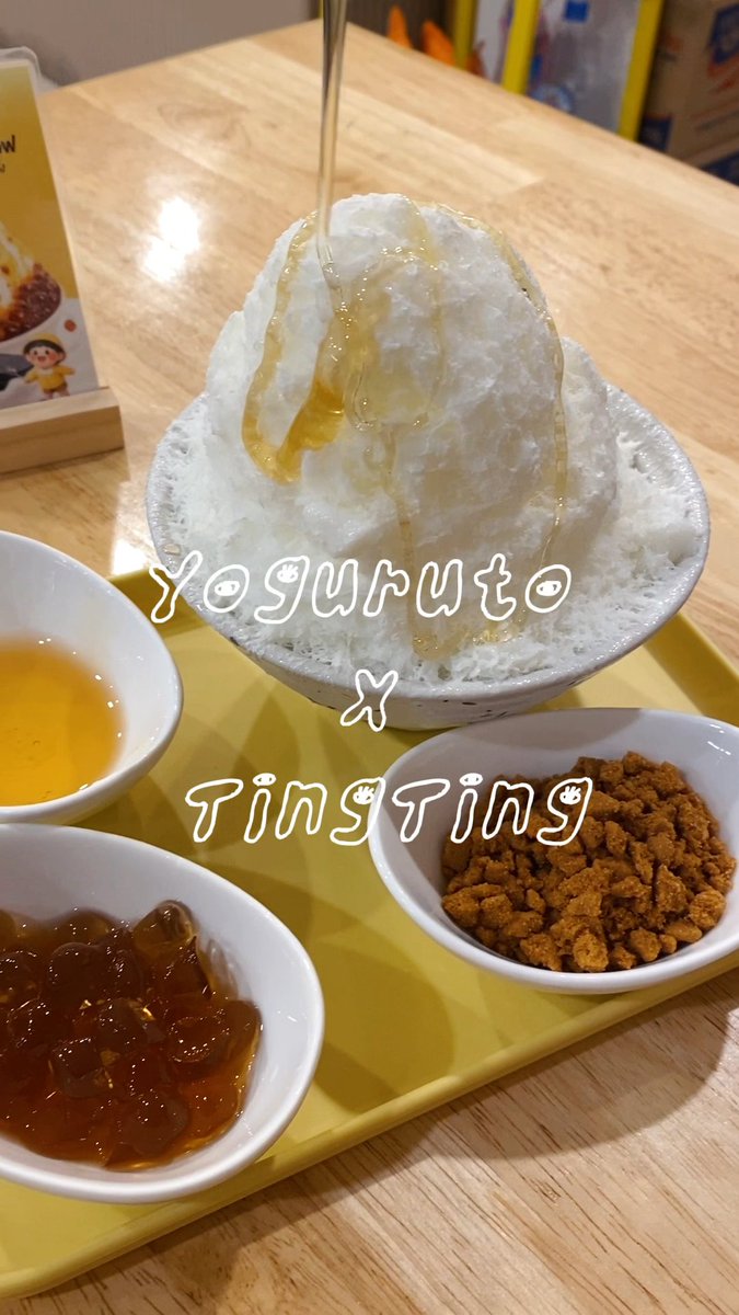 Yoguruto x ถิงถิง บิงซูโยเกิร์ตอะไรใหม่ ๆ ชอบมาก10/10!!! มีตลอดเลยได้ไหมๆ บิงซูนู่มละมุนเหมือนปุยเมฆ☁️☁️🤤 เค้าให้ราด Topping เองสนุกสนาน👏🏻น้ำผึ้งหอมหวาน+ บุกน้ำผึ้ง + บิสคอฟ เข้ากันสุด 🍯🍧 ซื้อน้ำเต้าหู้นมสดบัวลอยงาดำ+ใบเตยฟองเต้าหู้กลับบ้านด้วย เค้ามีหลายอย่างที่อร่อยไม่ใช่แค่บิงซูนะ ตามมาได้เลย😋 ถึง 12 กย นี้เท่านั้น 📌ถิงถิง มีหลายสาขา