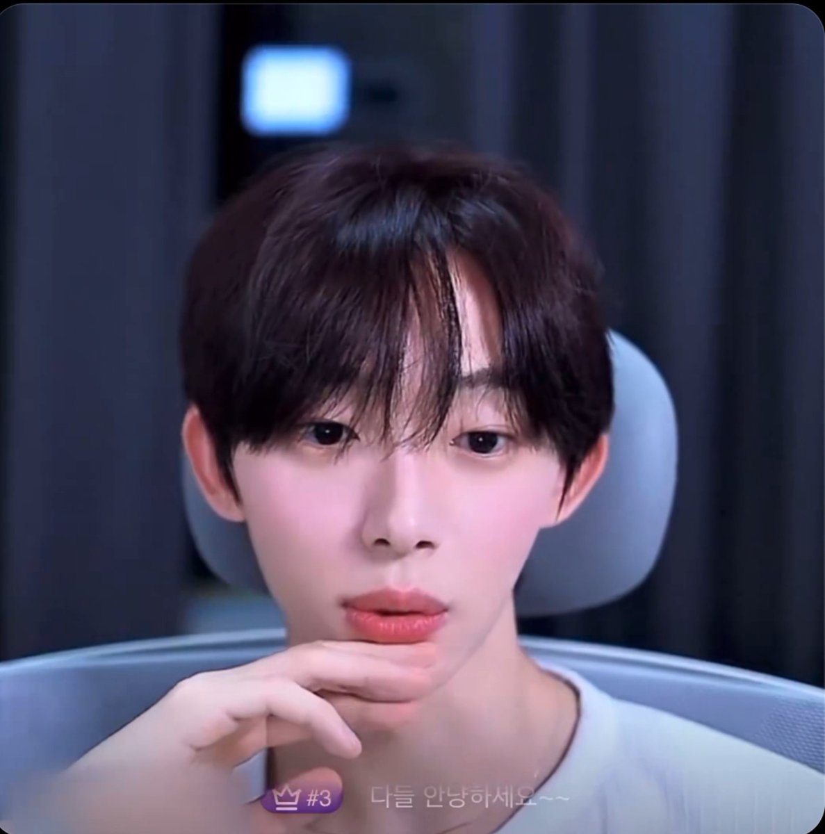 Kiri meskipun binalita, tapi kalo lagi live sendiri dia gak aneh-aneh, terus anak-anak SMA/yang masih di bawah umur pada di usir suruh belajar, kalo enggak pada di blokirin.😂