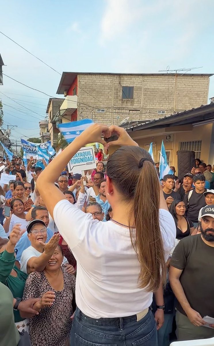 Hoy estuve en Bastión Popular, compartiendo y escuchando a quienes viven el día a día de sus barrios. 💙 No vengo a decir que todo está resuelto. Vengo a escuchar, a priorizar y a trabajar. Porque Guayaquil tiene que avanzar desde sus barrios y ningún sector debe sentirse olvidado. Lo que falta, hay que hacerlo y lo vamos a hacer juntos. ¡Bien parado Guayaquil! 💪🏼💖