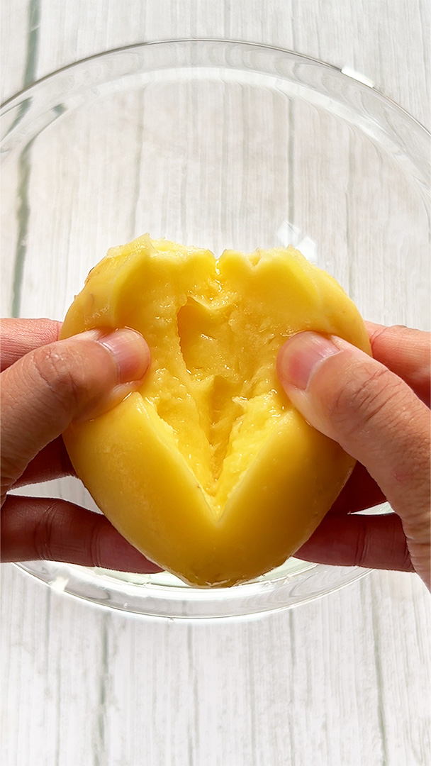 【じゃがいもを凍らせる！？】「ザックザクでおいしい」「これはハマる」揚げずに作れる新感覚ポテト / Crunchy Potatoes 🥔🧊