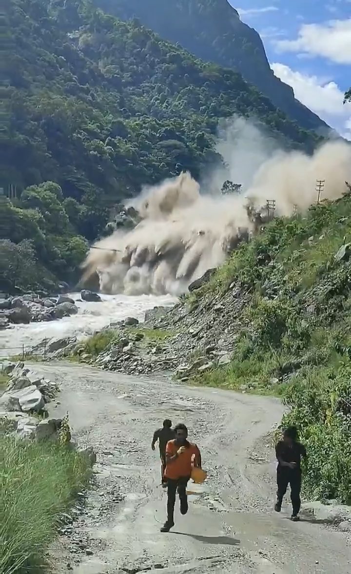 Flash flood waves as tall as a building came rushing toward people in Nepal, forcing them to run for their lives in a terrifying race against the water. #nepal #highlight #everyoneシ゚ #fbreels