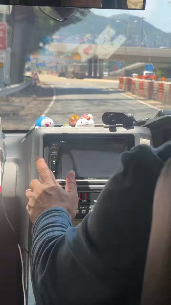 Pagsakay ko sa taxi dito sa Hong Kong, nagpe-play na ng OPM si kuya. Ang playlist niya ay Cup of Joe, Amiel Sol and... KIM CHIU! Haha Iba ka talaga mare kim chiu