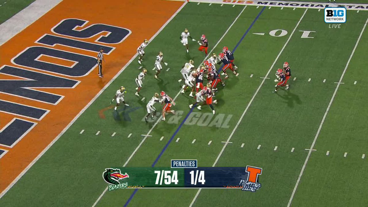 He'll just run that in. Katin notches his first rushing touchdown as an Illini! 📺: Big Ten Network