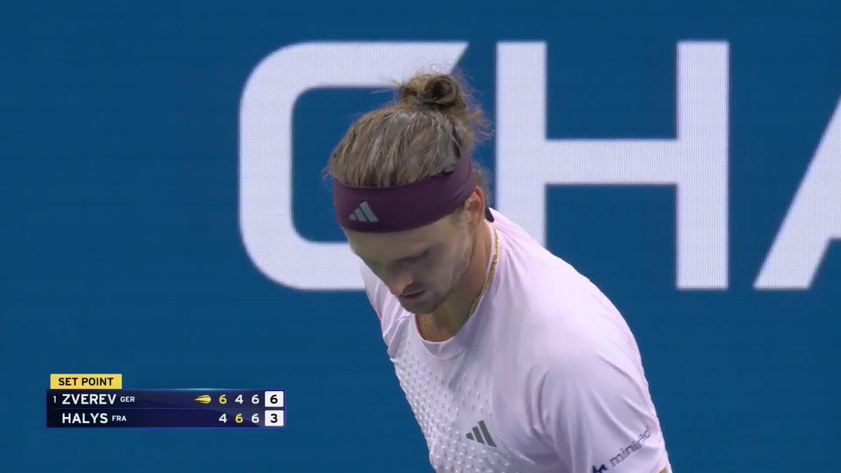 Zverev moves one set away from victory! He takes the third in a tiebreak.