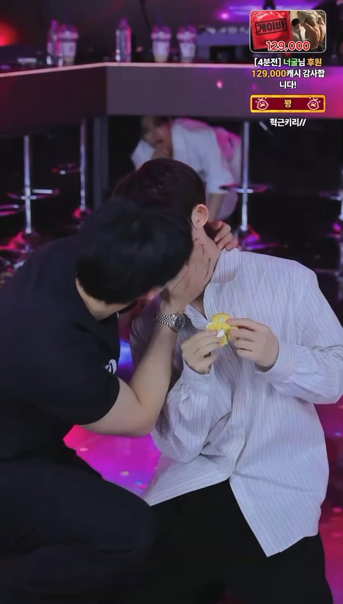Anj dijilat beneran gak sih? 🥵 Sampe krimnya beneran bersih 🫣 Si Junyong sampe gak percaya dengan apa yang dia liat, jangan cemburu gitu ah, makanya mainnya ganas terus dong 😜 🥵 #Kiri #Beddy #Junyong #준용 #조혁근 #키리