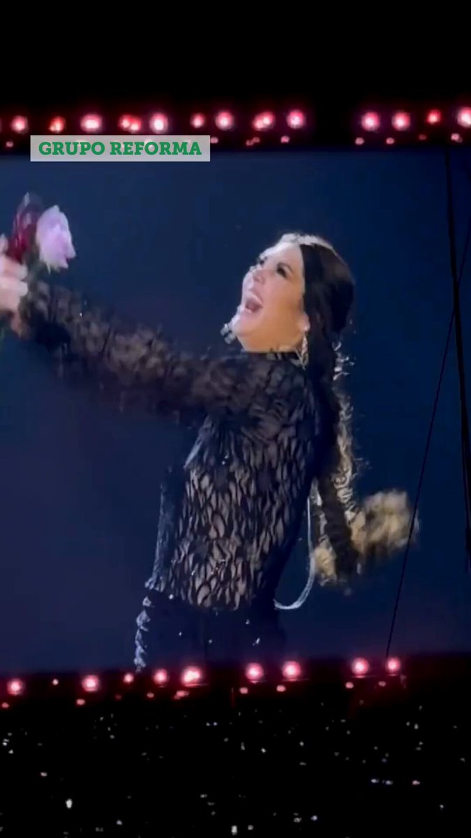 #VIDEO | Edith Márquez estuvo como invitada de Yuridia en su concierto de este jueves por la noche en el Estadio GNP Seguros, en donde cantaron 'Mírame' y 'Costumbres'. #Gente 📹 Juan Carlos García
