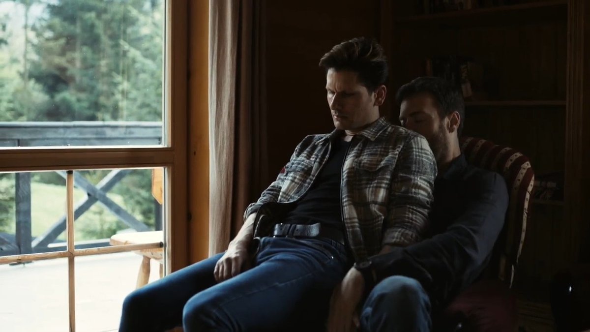 MY HOUSE, MY RULES sounds confident… until you realize he may have just trapped the wrong man. This scene goes from uncomfortable to genuinely unsettling when the power between these two men completely changes. What looks like one man being in control quickly starts feeling like something much darker is happening inside that house. And that’s what makes the scene work: you’re not just watching an argument you’re trying to figure out who is actually in danger and who is pretending to have control. The confidence in his voice makes the situation even more disturbing, because the more he insists that these are his rules, the more you start wondering what happens when the other man decides he doesn’t have to follow them. One house. Two men. And a power struggle where “my house, my rules” suddenly doesn’t sound like a warning anymore.