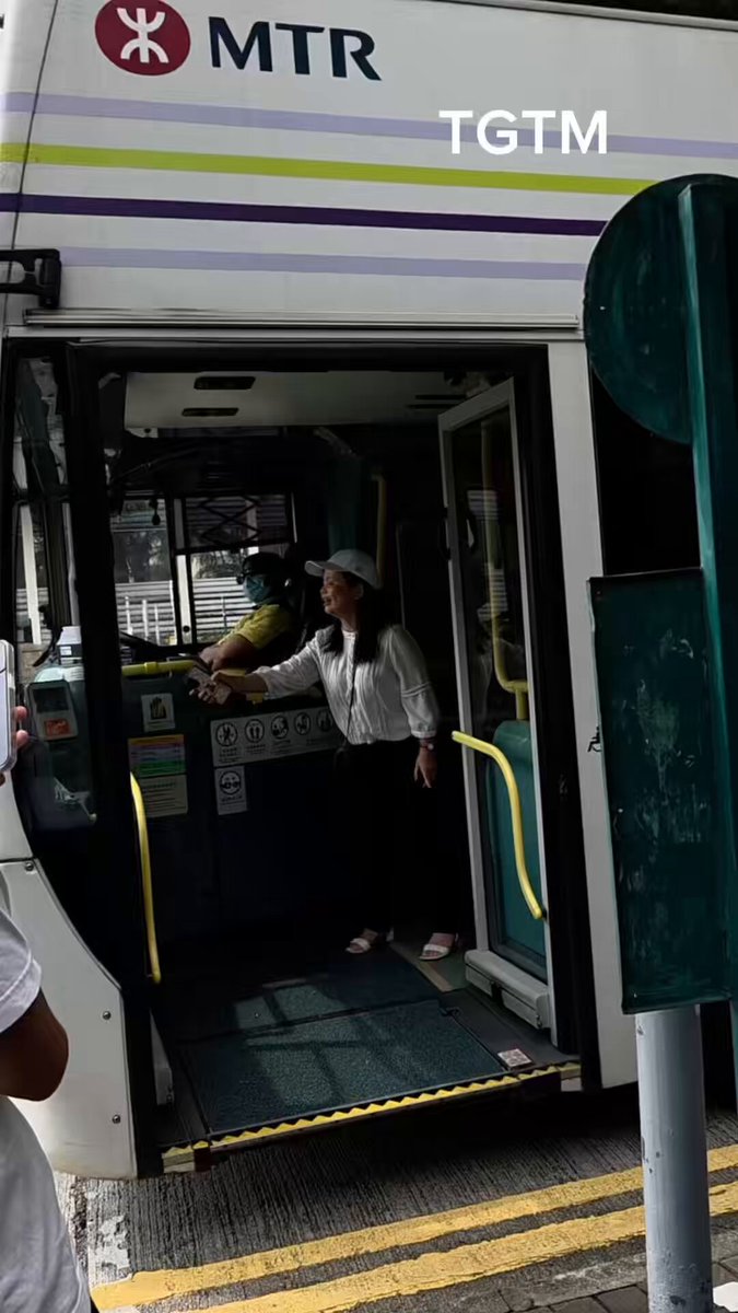 Mainland tourist on a Hong Kong bus. Alipay won’t go through. Fare: HK$5.10. Instead of asking for help, she starts screaming that Hong Kong is “backward,” that she is “not broke,” and that the man who told her to pay is “a disgrace to Chinese people.” A woman still paid for her. Imagine if she had just said “sorry, my Alipay isn’t working.” Someone would have tapped Octopus in three seconds. The fare was never the problem. The attitude was.