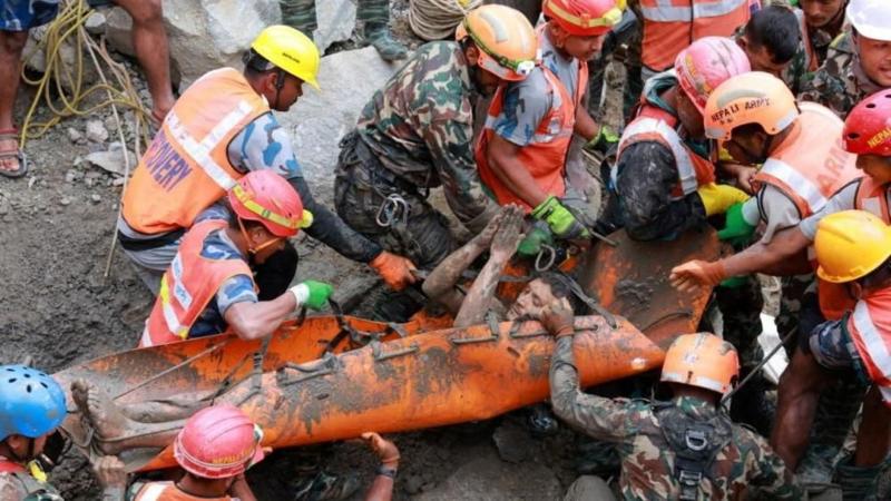 BBCニュース - ネパールの地下トンネルから作業員が救出される瞬間