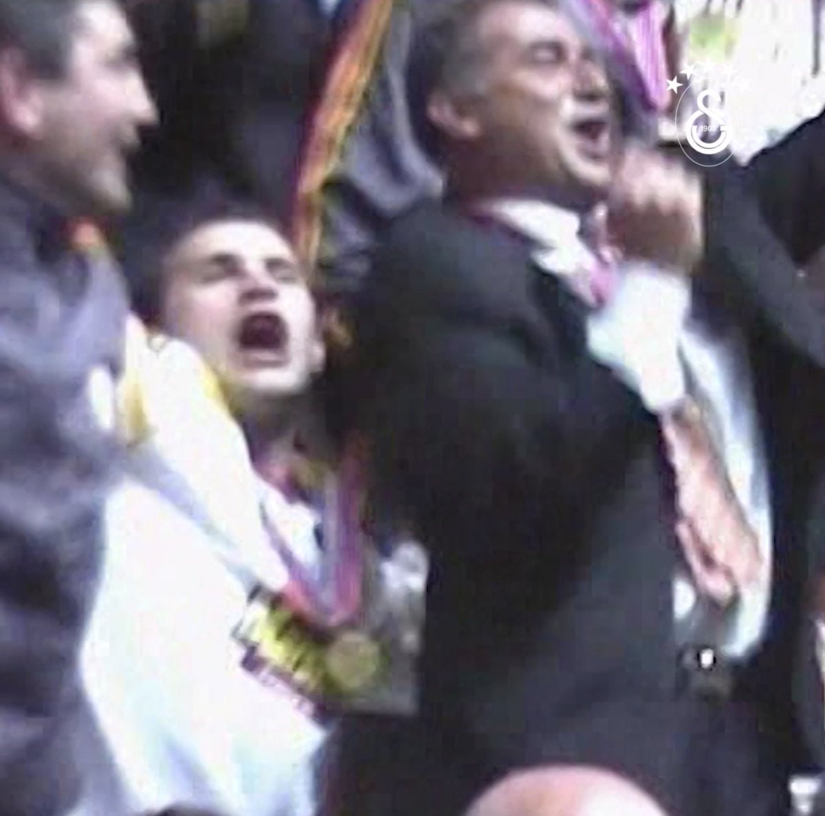 Bugün, Galatasarayımıza futbolcu ve teknik direktör olarak hizmet ederek tarihe geçmiş başarılara imza atan efsanemiz Fatih Terim’in doğum günü! 🎂 👑 Nice mutlu ve sarı kırmızı yıllara İmparator Fatih Terim! 💛❤️