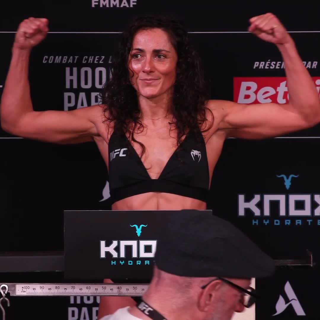 Delphine Benouaich valide la pesée à 52,2 kg pour son premier combat à l'UFC ! 🇫🇷✅ #UFCParis