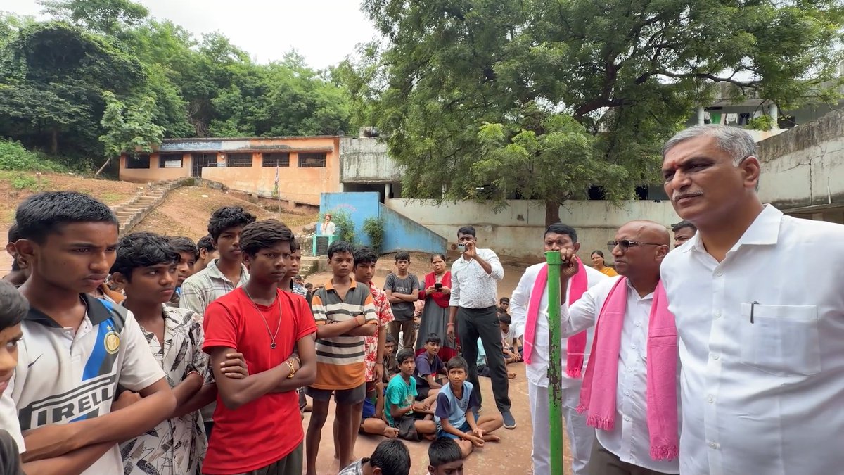 మాట్లాడితే Harvard–Stanford–Oxford వంటి ప్రపంచ ప్రఖ్యాత విద్యా సంస్థల గురించి గొప్పలు చెప్పుకునే Revanth Reddy మీ పాలనలో తెలంగాణ గురుకులాల్లో పిల్లలకు యూనిఫాంలు లేవు, సాక్సులు లేవు, బెల్టులు లేవు.. కనీసం తాగునీరు కూడా లేదు. శిథిలావస్థలోని భవనాల్లో ఎప్పుడు కూలిపోతాయో తెలియక బిక్కుబిక్కుమంటూ భయంతో చదువుకోవాల్సిన దుస్థితి. సిర్పూర్ కాగజ్ నగర్ ఆశ్రమ గురుకుల పాఠశాల పిల్లల మాటలు వింటుంటే గుండె తరుక్కుపోతోంది. ఇదేనా మీ “ప్రపంచ స్థాయి విద్య”? విద్యాశాఖను పర్యవేక్షిస్తున్న ముఖ్యమంత్రి రేవంత్ రెడ్డి గారూ.. దీనికి ఏం సమాధానం చెబుతారు? #CongressFailedTelangana #CongressBetrayedTelangana